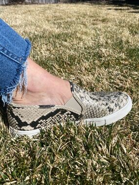 LAST CHANCE ‼️ Faux Snakeskin Slip-on Shoes